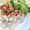 【板橋美食】無名魯肉飯 雞魯飯-配菜給超大爆量！用餐時間超多人潮小吃店～！
