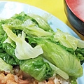 【板橋美食】無名魯肉飯 雞魯飯-配菜給超大爆量！用餐時間超多人潮小吃店～！