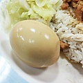 【板橋美食】無名魯肉飯 雞魯飯-配菜給超大爆量！用餐時間超多人潮小吃店～！