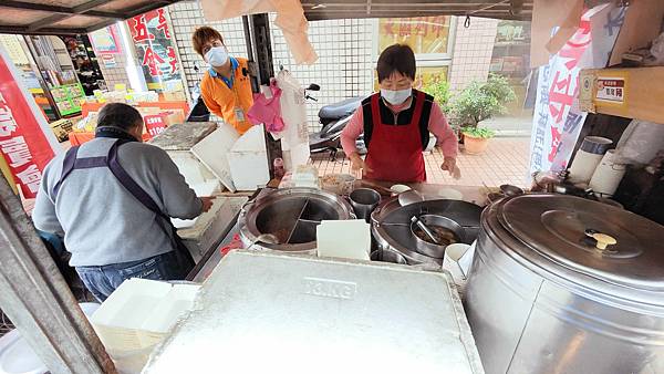 【中和美食】肉羹大腸麵線餐車-只有中午才會出現的美味餐車小吃店