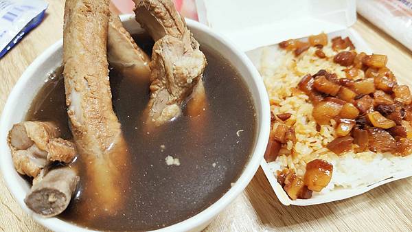 【板橋美食】葉家藥燉排骨-超強實力!不論是魯肉飯還是藥燉排骨味道都是一絕! 【板橋美食】葉家藥燉排骨-超強實力!不論是魯肉飯還是藥燉排骨味道都是一絕!