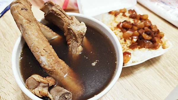 【板橋美食】葉家藥燉排骨-超強實力！不論是魯肉飯還是藥燉排骨味道都是一絕！