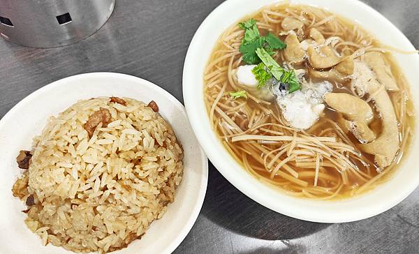 【台北美食】東發號 油飯・麵線-80年老字號!饒河夜市裡最老的美食小吃店! 【台北美食】東發號 油飯・麵線-80年老字號!饒河夜市裡最老的美食小吃店!