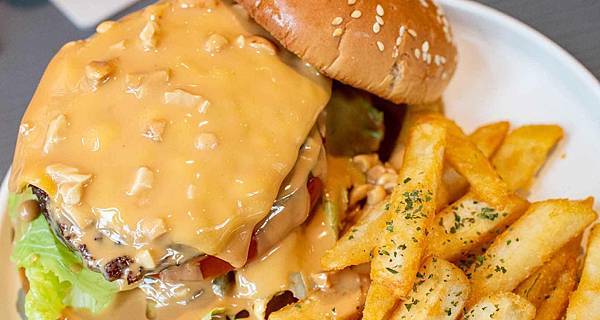 【桃園八德餐廳】陪你走一段路Walk with you-有如火山爆發般的熔岩漢堡！不輸給名店的美味