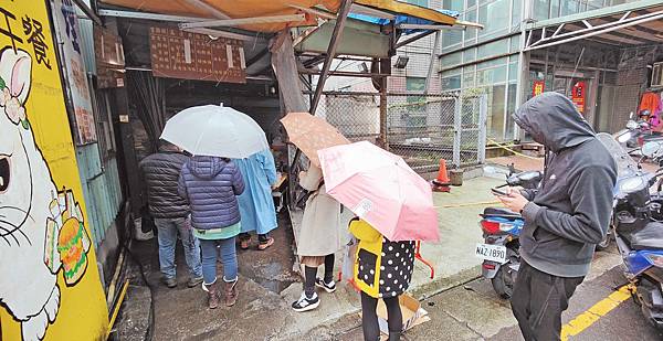 【中和美食】立德街無名排隊美食-就算是下雨天也大排長龍的隱藏版美食小吃店