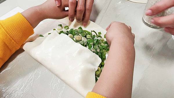 【宜蘭景點】宜蘭農夫青蔥體驗農場-蔥油餅DIY親子農場，還可以零距離無柵欄餵食可愛的小動物