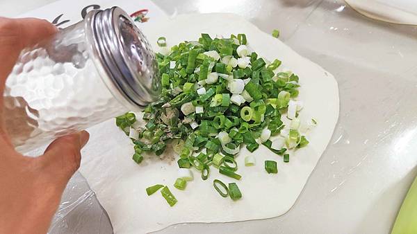 【宜蘭景點】宜蘭農夫青蔥體驗農場-蔥油餅DIY親子農場，還可以零距離無柵欄餵食可愛的小動物