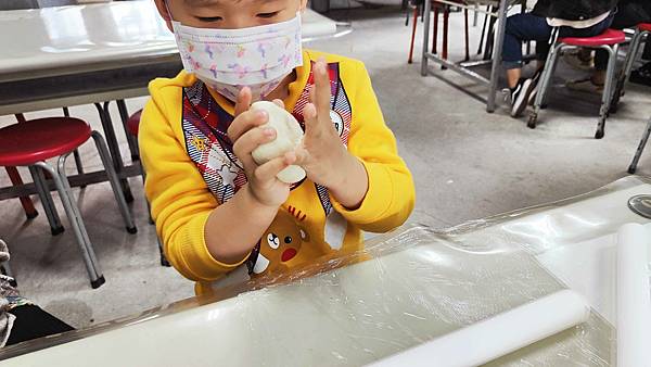 【宜蘭景點】宜蘭農夫青蔥體驗農場-蔥油餅DIY親子農場，還可以零距離無柵欄餵食可愛的小動物