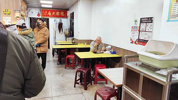 【土城美食】員山排骨-還沒用餐時間就已經排到大馬路上的爆人氣排骨店 【土城美食】員山排骨-還沒用餐時間就已經排到大馬路上的爆人氣排骨店