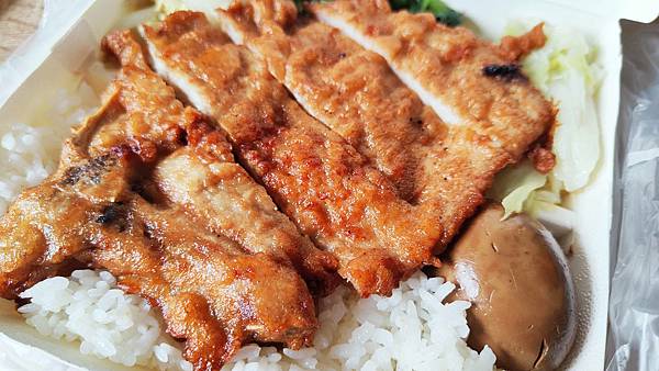 【土城美食】員山排骨-還沒用餐時間就已經排到大馬路上的爆人氣排骨店 【土城美食】員山排骨-還沒用餐時間就已經排到大馬路上的爆人氣排骨店