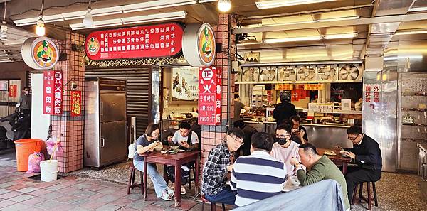 【中和美食】許家莊滷肉飯-用餐時間會需要排隊的超人氣魯肉飯