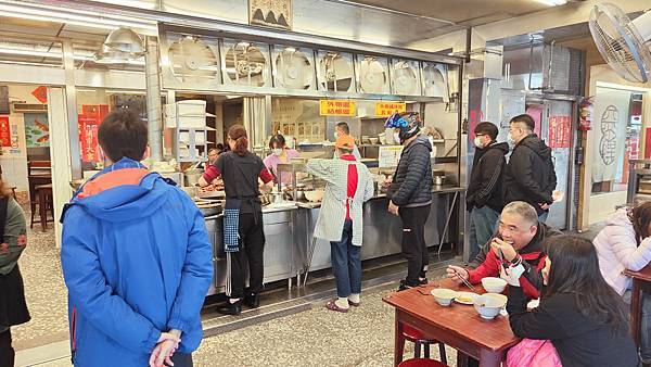 【中和美食】許家莊滷肉飯-用餐時間會需要排隊的超人氣魯肉飯