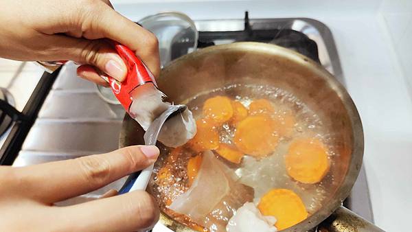 【澎湖第一首選伴手禮美食】澎湖西嶼明興花枝丸-吃下去的每一口都是滿滿的海鮮甜味,在嘴巴裡散不開 【澎湖第一首選伴手禮美食】澎湖西嶼明興花枝丸-吃下去的每一口都是滿滿的海鮮甜味,在嘴巴裡散不開