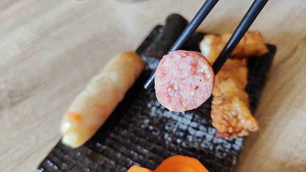 【澎湖第一首選伴手禮美食】澎湖西嶼明興花枝丸-吃下去的每一口都是滿滿的海鮮甜味,在嘴巴裡散不開 【澎湖第一首選伴手禮美食】澎湖西嶼明興花枝丸-吃下去的每一口都是滿滿的海鮮甜味,在嘴巴裡散不開