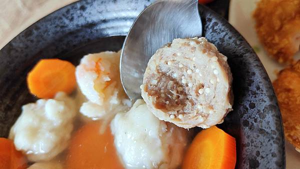 【澎湖第一首選伴手禮美食】澎湖西嶼明興花枝丸-吃下去的每一口都是滿滿的海鮮甜味,在嘴巴裡散不開 【澎湖第一首選伴手禮美食】澎湖西嶼明興花枝丸-吃下去的每一口都是滿滿的海鮮甜味,在嘴巴裡散不開