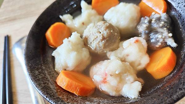 【澎湖第一首選伴手禮美食】澎湖西嶼明興花枝丸-吃下去的每一口都是滿滿的海鮮甜味,在嘴巴裡散不開 【澎湖第一首選伴手禮美食】澎湖西嶼明興花枝丸-吃下去的每一口都是滿滿的海鮮甜味,在嘴巴裡散不開