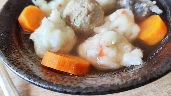 【澎湖第一首選伴手禮美食】澎湖西嶼明興花枝丸-吃下去的每一口都是滿滿的海鮮甜味,在嘴巴裡散不開 【澎湖第一首選伴手禮美食】澎湖西嶼明興花枝丸-吃下去的每一口都是滿滿的海鮮甜味,在嘴巴裡散不開