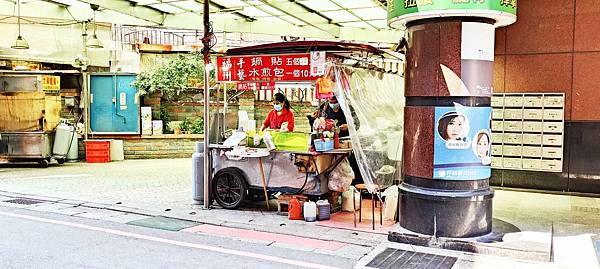 【板橋美食】福州手藝鍋貼-１顆只要４元鍋貼，超佛心價的路邊攤小吃店