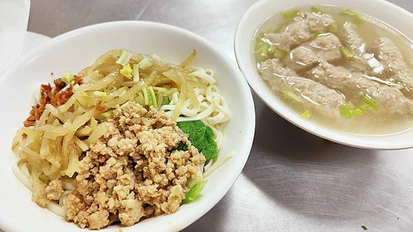 【土城美食】清水橋頭麵店-比別人貴!一碗50元的乾麵依舊爆人氣的超強小吃店 【土城美食】清水橋頭麵店-比別人貴!一碗50元的乾麵依舊爆人氣的超強小吃店