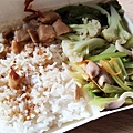 正隆土魠魚羹-中午用餐時間從店內排到店外的巨無霸雞排便當！光吃主菜就飽了
