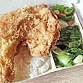 老赤崁，新美食-新店碧潭附近最便宜的便當店！排骨飯只要６０元就能吃到