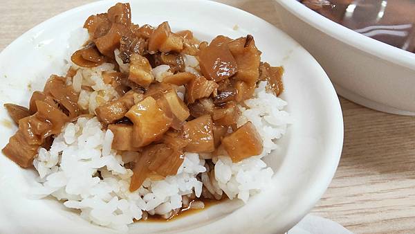 【台南美食】萬林牛肉湯-內用魯肉免費用吃到飽！想吃幾碗都沒有問題