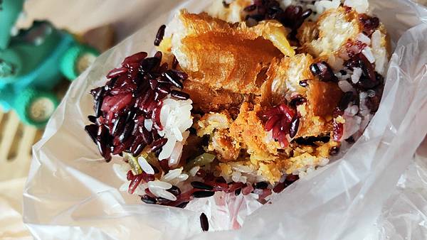 【台北美食】本丸特製飯糰-排隊人潮幾乎不中斷的爆人氣飯糰店 【台北美食】本丸特製飯糰-排隊人潮幾乎不中斷的爆人氣飯糰店