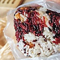 【台北美食】本丸特製飯糰-排隊人潮幾乎不中斷的爆人氣飯糰店