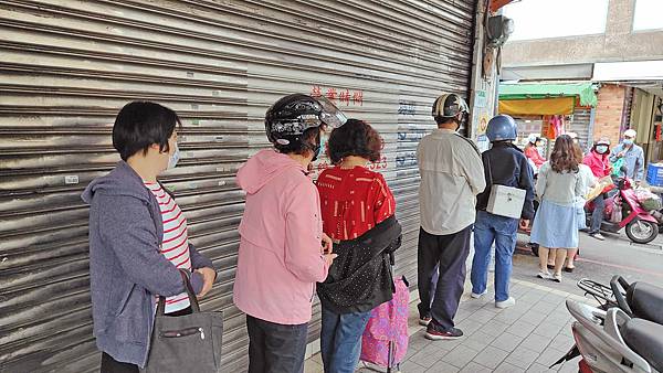 【台北美食】本丸特製飯糰-排隊人潮幾乎不中斷的爆人氣飯糰店