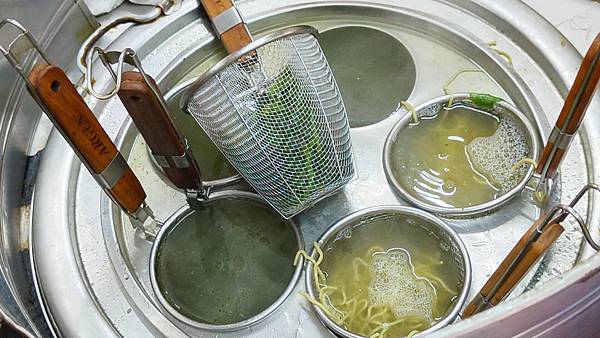 大吃小算小吃店｜大快爆炒酸酸甜甜的鱔魚麵