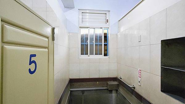 六窟溫泉餐廳 六窟溫泉餐廳