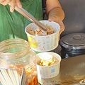 現燙蚵仔麵線、炸臭豆腐