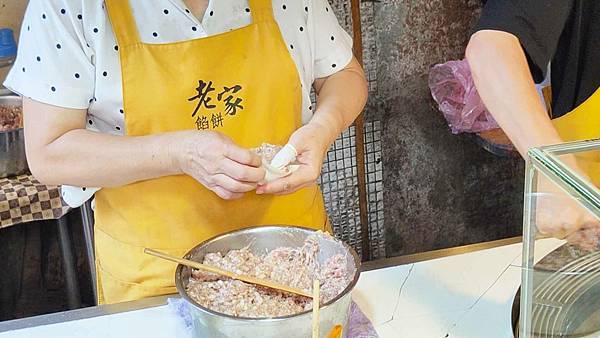 老家餡餅創始店｜要排隊等２０分鐘以上才能吃到的爆湯汁餡餅