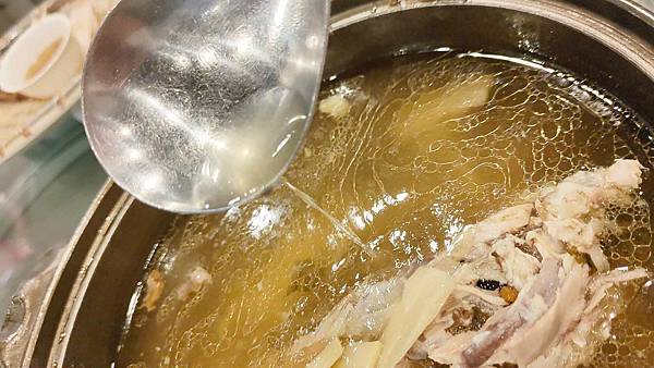 關子嶺紅雞城（甕缸雞）