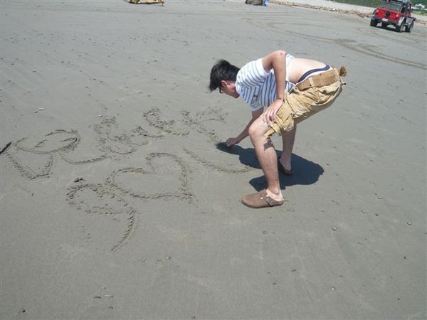 吳龜昇在沙灘作畫