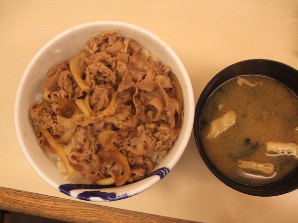 晚餐吃便宜的松屋牛丼飯