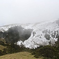 背陽的坡積滿了雪