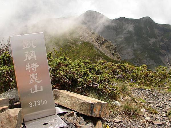 上次我在這看夕陽耶。上次邊含淚走回369邊扭到，幹，我腳好忙