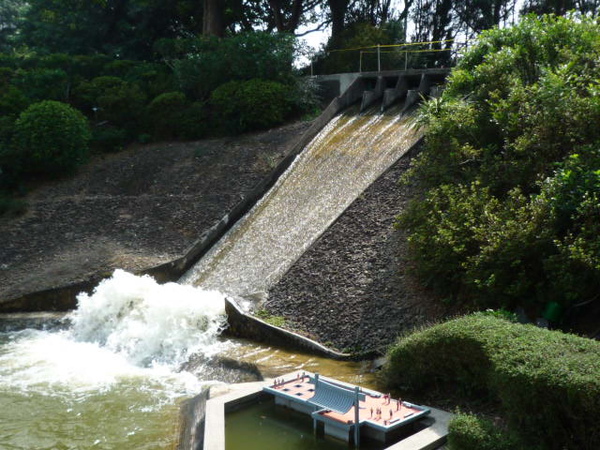 水庫洩洪