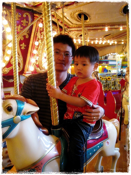 帶小鬼只能玩這個之一....旋轉木馬...我光坐這個就覺得頭暈= =