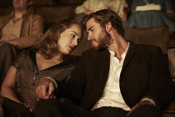 kate-winslet-and-liam-hemsworth-in-THE-DRESSMAKER