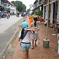 Luang Prabang隨處可見的小孩小販