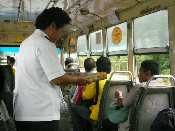 曼谷公車，車上有專人收票