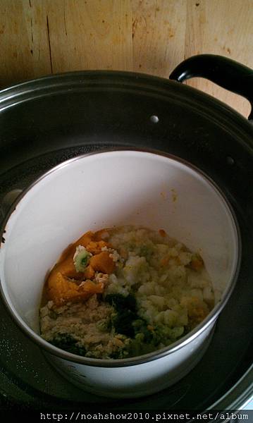 2012.3.1 主餐：雞肉+地瓜+馬鈴薯+粥+莧菜+菠菜+花椰菜雙拼