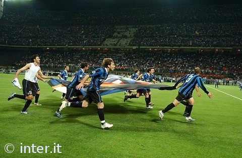 Inter's players parade the 15th Scudetto flag around the pitch.jpg