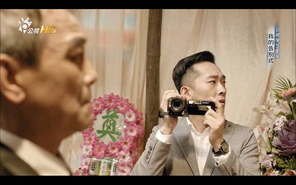 公視學生劇展《我的告別式》02兒子看著張老闆的遺像.jpg 公視學生劇展《我的告別式》02兒子看著張老闆的遺像.jpg