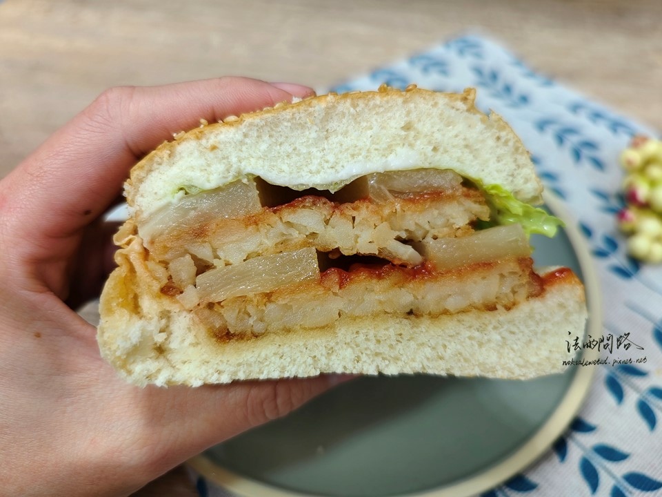 南港素食平價漢堡-享味素食漢堡｜南港展覽館美食 鳳梨薯餅漢堡