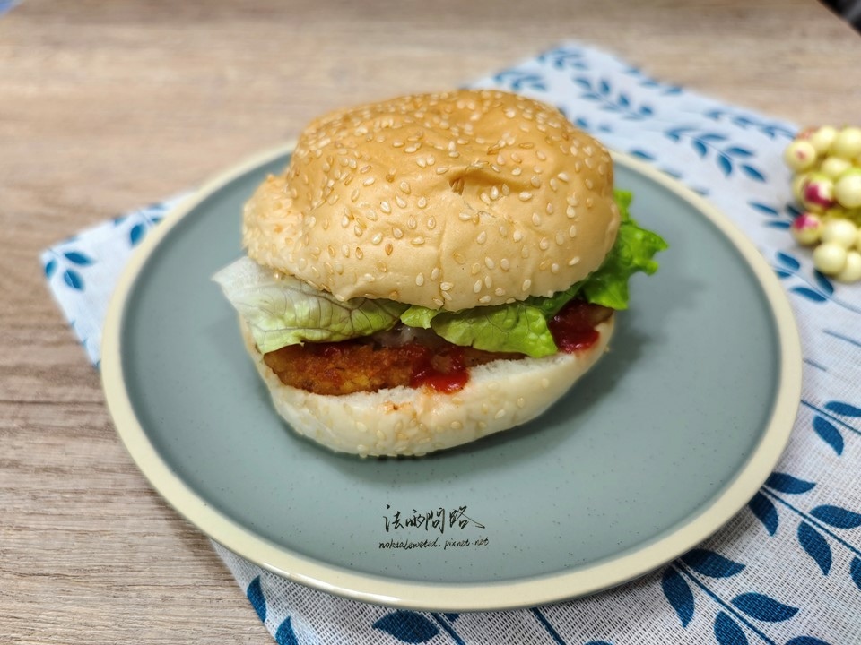 南港素食平價漢堡-享味素食漢堡｜南港展覽館美食 鳳梨薯餅漢堡