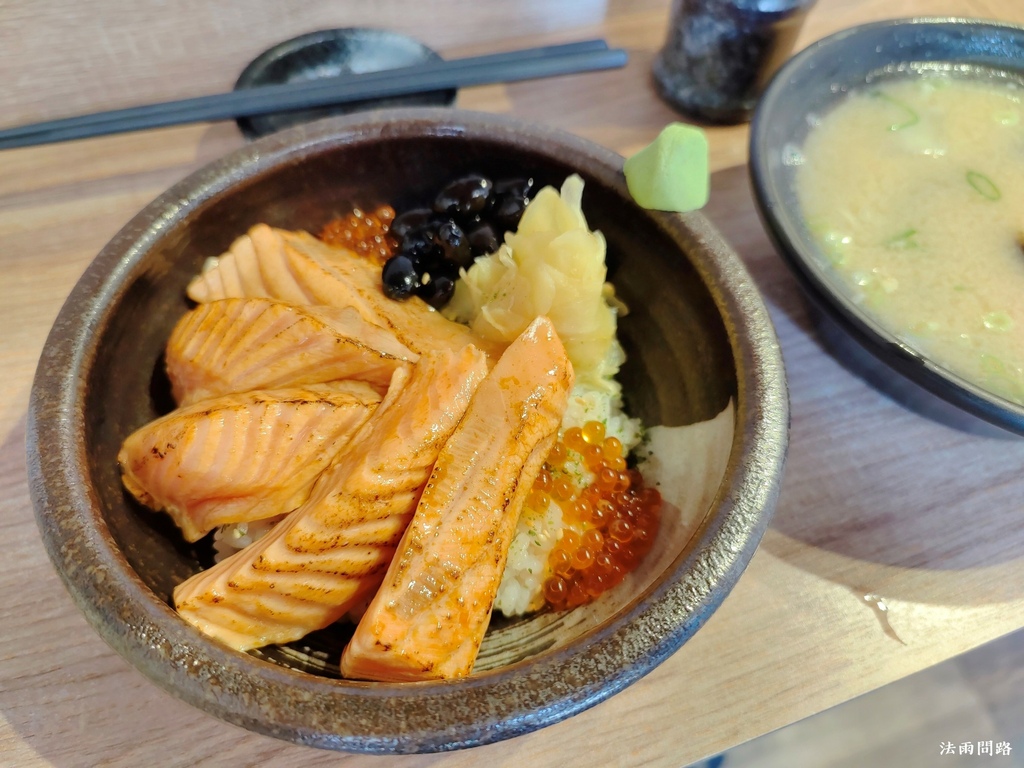 南門鯤丼，中正紀念堂日式料理推薦，台北新鮮生魚片 炙燒鮭魚丼