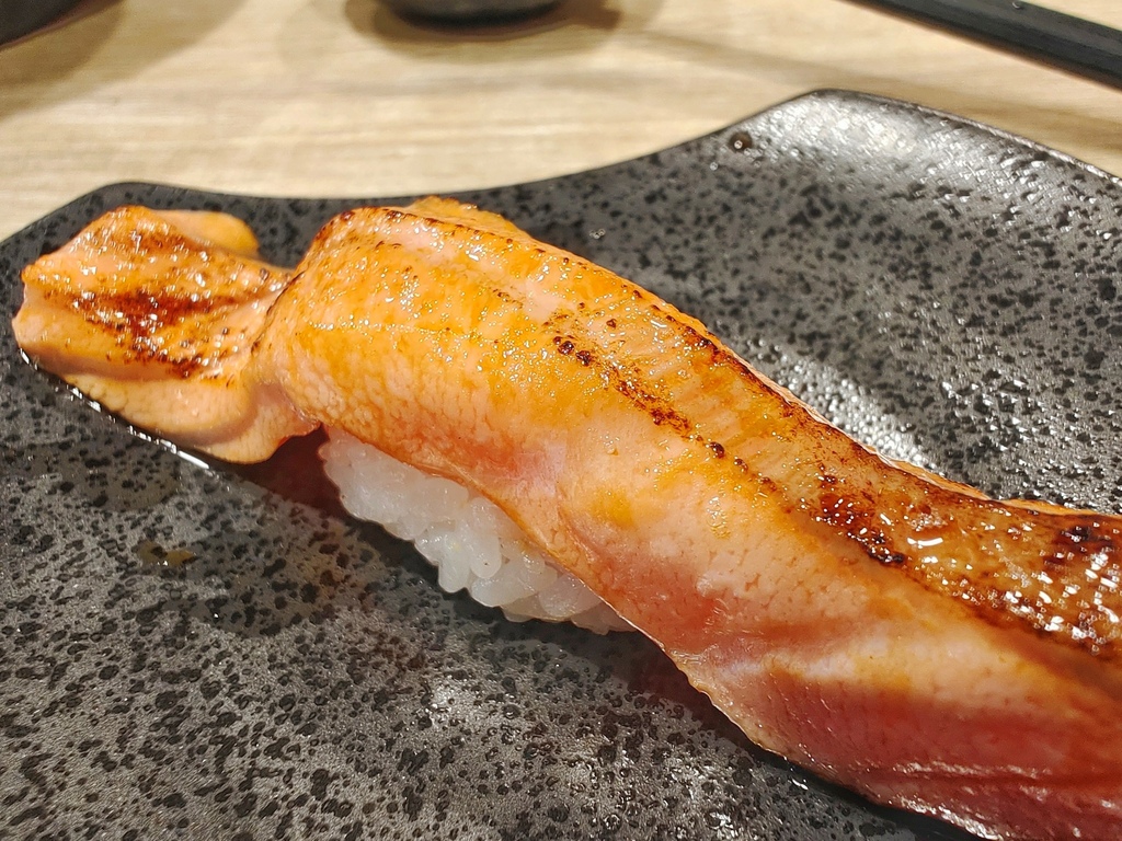 南門鯤丼，中正紀念堂日式料理推薦，台北新鮮生魚片 炙燒鮭魚肚